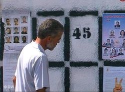 Kandidaten und Wahlprogramme an einer Häuserfassade in Tunis; Foto: DW