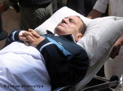 Mubarak auf dem Weg in den Gerichtssaal in Kairo; Foto: dpa