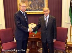 Recep Tayip Erdogan (links) und Mustafa Abdel Jalil in Tripolis; Foto: dpa