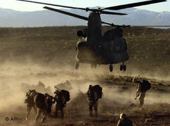 Einheiten der US-Armee während der Operation Anaconda in Afghanistan; Foto: AP