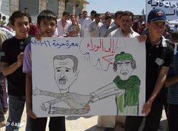 Demonstration gegen das Regime: Auf einem Transparent zeiht der gestürzte Gaddafi Syrines Präsident Assad mit sich; Foto: dapd