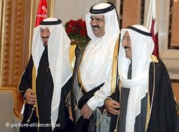 Akteure im politischen Machtpoker mit dem Irak: der Emir Kuwaits, Sabah al-Ahmad al-Jabir (Links), der Emir Qatars, Hamad bin Khalifa al-Thani (Mitte) und der saudische Prinz Sultan Bin Abdul Aziz auf dem vergangenen GCC-Gipfel in Riad; Foto: dpa