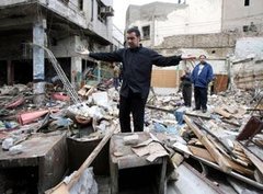 Mann steht auf Trümmern eines zerstörten Hauses nach einem Terroranschlag in Kirkuk am 15. August 2011; Foto: AP