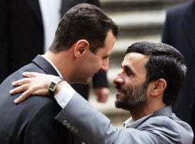 Baschar Assad und Mahmud Ahmadinejad umarmen sich; Foto: AP
