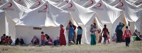 Syrische Flüchtlinge an der türkischen Grenze; Foto: AP