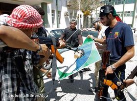 Bewaffnete libysche Rebellen; Foto: dpa