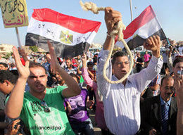 Gegner Mubaraks demonstrieren vor der Polizeiakademie in Kairo; Foto: dpa
