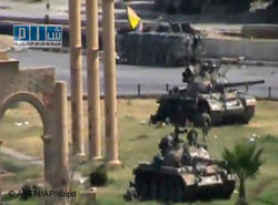 Panzer in der Innenstadt von Hama; Foto: Shams News Network/dapd