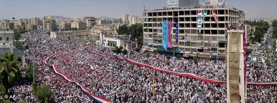 Demonstration gegen das Assad-Regime in Hama; Foto: AP