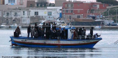 Afrikanische Bootsflüchtlinge vor Lampedusa; Foto: dpa