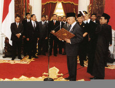 Bacharuddin Jusuf Habibie taking the presidential oath (photo: Wikipedia)
