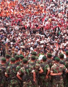 A crowd of Indonesians facing soldiers in Jakarta on 18 May 1998 (photo: Picture-Alliance/dpa)