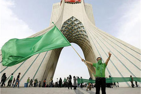 Demonstrant der grünen Protestbewegung demonstriert vor dem Azadi-Monument in Teheran; Foto: DW