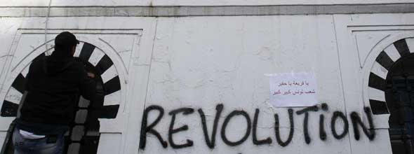 Revolutionsgraffiti auf der Gebäudefassade des tunesischen Premierministers; Foto: AP