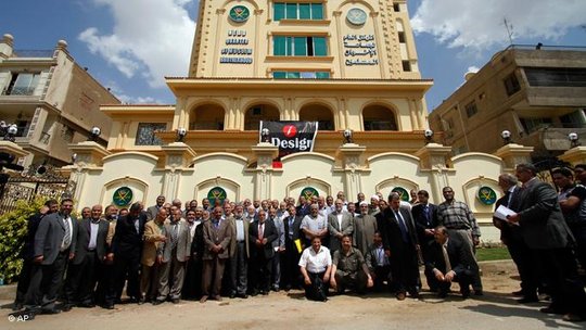 Mitglieder der Ikhwan al-Muslimin vor ihrer Parteizentrale in Kairo