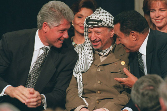Bill Clinton, Jassir Arafat und Hosni Mubarak in Washington; Foto: AP