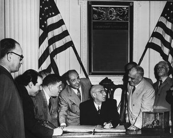 Irans Premierminister Mossadegh (Mitte) zu Besuch in Philadelphia im Jahr 1951; Foto: wikipedia