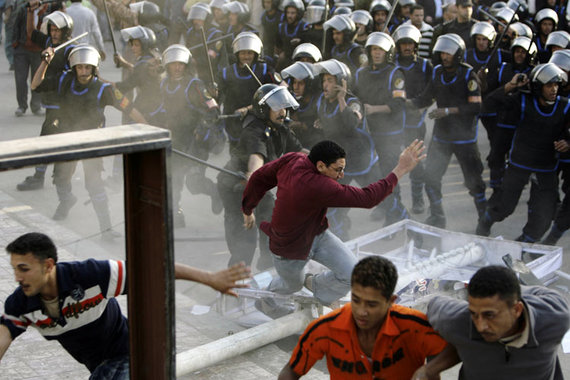 Ausschreitungen ägyptischer Sicherheitskräfte gegen Demonstranten in Mahalla al-Kobra; Foto: AP