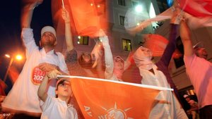 AKP-Anhänger in der Wahlnacht; Foto: AP