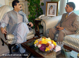 Der Chef des ISI, Ahmed Shuja Pasha (rechts), und der pakistanische Premierminister Yousuf Raza Gilani (links) im Gespräch; Foto: dpa