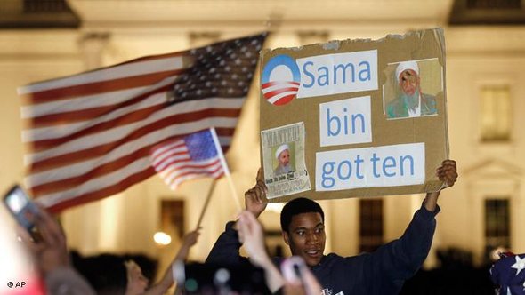 US-Amerikaner feiern den Tod Osama Bin Ladens vor dem Weißen Haus in Washington; Foto: AP