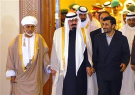 Der iranische Präsident Ahmadinedschad (rechts) mit dem saudischen König Abdullah (Mitte) und dem omanischen König Qabus (links)  beim Golfkooperationsrats in Doha 2007; Foto: AP