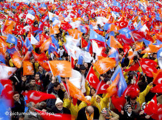 Wehende türkische Flaggen und AKP-Flaggen während einer Wahlverantaltung; Foto: AP