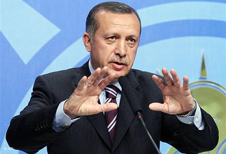 Recep Tayyip Erdogan wendet sich in der AKP-Parteizentrale an die Medien; Foto: AP