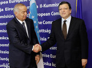 Islam Karimov (left) shaking hands with José Manuel Barroso (photo: AP)