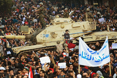 Protesters surround a tank in Cairo's Tahrir Square (photo: dpa)