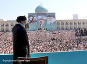Ayatollah Ali Khamenei speaks in front of the Khomeini mausoleum (photo: dpa)