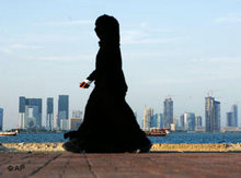 Veiled woman in front of the skyline of Doha (photo: AP)