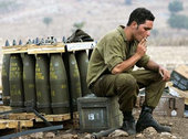 An Israeli soldier and artillery on the border with Lebanon (photo: DW)