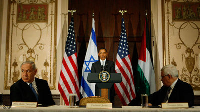 President Barack Obama, flanked by Israeli Prime Minister Benjamin Netanyahu, left, and Palestinian President Mahmoud Abbas, speaks in New York, Tuesday, Sept. 22, 2009, on the sidelines of the United Nations General Assembly (photo: AP)