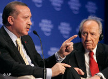 Israel's President Shimon Peres, right, looks on as Turkey's Prime Minister Recep Tayyip Erdogan makes a point while speaking during a session at the World Economic Forum in Davos, Switzerland, 29 January 2009 (photo: AP)
