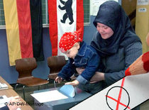 Muslim woman casting her vote during election in Germany (photo: AP/DW)