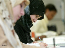 Muslim women at a german language class (photo: AP)
