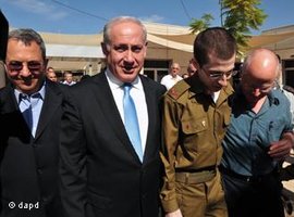 Gilad Schalit mit Israels Ministerpräsident Netanjahu nach Schalits Freilassung; Foto: dapd