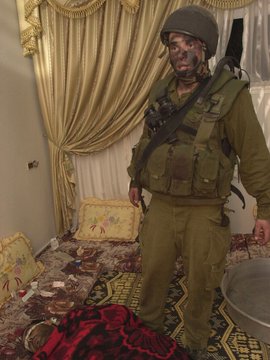 Israelischer Soldat in palästinensischem Wohnzimmer - Ausstellungsbild; © Breaking the Silence