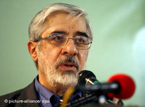Mir Hossein Moussavi during a press conference (photo: dpa)