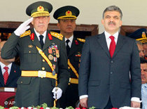 President Abdullah Gül with army generals (photo: AP)