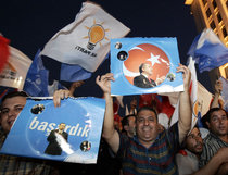 Supporters of the AKP celebrate after the elections in 2007 (photo: AP)