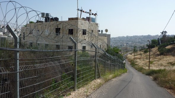 Sicherheitszaun zwischen dem arabischen Teil Hebrons und der Siedlung Kiryat Arba; Foto: Jeremias Eichler