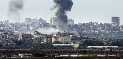 An explosion is seen following an Israeli missile strike in the northern Gaza Strip, Saturday, 27 December 2008 (photo: AP)