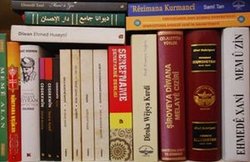 Bücher auf Kurdisch, die vor kurzem in der Türkei herausgegeben wurden; Foto: Sonja Galler
