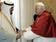 King Abdullah visits Pope Benedict XVI (photo: AP)