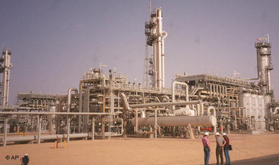 Natural gas refinery in Algeria (photo: AP)