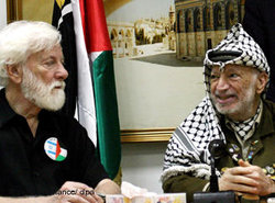 Uri Avnery und Jassir Arafat; Foto: dpa