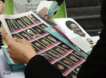 Iranian volunteer for pro-reform parliamentary elections candidates distributes leaflets (photo: AP)