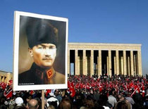 Turkish secular groups gather at Ataturk's mausoleum for an anti islamist demonstration in Ankara (photo: dpa)